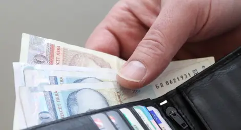 Всеки десети взема и заплата, и пенсия Всеки десети взема и заплата, и пенсия