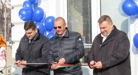 Евродепутатите Андрей Новаков /вляво/, Емил Радев /вдясно/ и депутатът Пламен Нунев прерязаха лентата на офиса.  Снимка: ГЕРБ