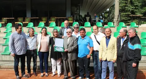 Проф.Пенчев с почетен плакет от тенис федерацията