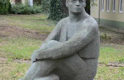 За какво мисли Вечният студент пред Русенския университет? Не за невзети изпити, а за учене през целия живот