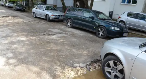 Дупка до дупка се отваря на паркинга на блок &bdquo;Българка&ldquo;