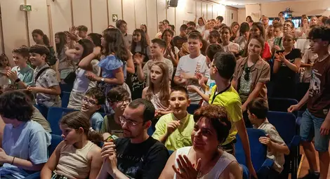 Ученици от МГ „Баба Тонка“-Русе завършиха учебната година с необичайна инициатива в Кукления театър Ученици от МГ „Баба Тонка“-Русе завършиха учебната година с необичайна инициатива в Кукления театър