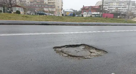 Опасна пропадаща шахта дебне по оживена улица в „Чародейка“ Опасна пропадаща шахта дебне по оживена улица в „Чародейка“