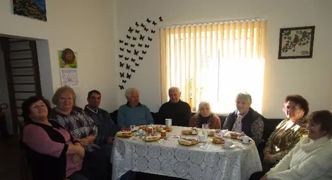 Пенсионери в Ценово бродират послания на коледни картички