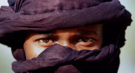 Жените на туарегите и техните мъже с покрити лица