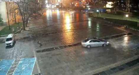 14-годишен кара по площада и разиграва полицията с колата на мама