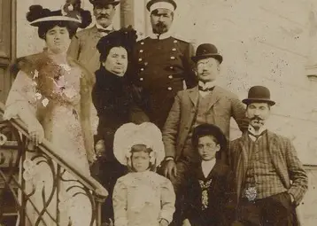 Златка хаджи Рачева или Златка Михалова (крайната вляво), заедно със съпруга си Панайот Бърнев, сина им Михаил, търновчаните Михаил и Ефросина Рачови.