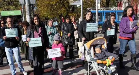 Майки излизат на протест срещу Бюджет 2013