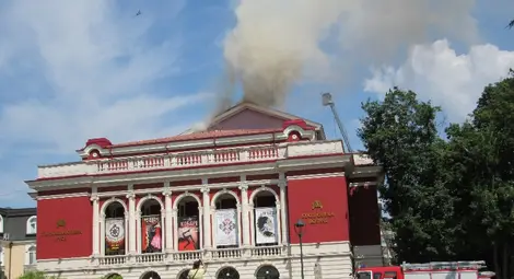 Искра от заварка запали покрива  на операта при спешен ремонт
