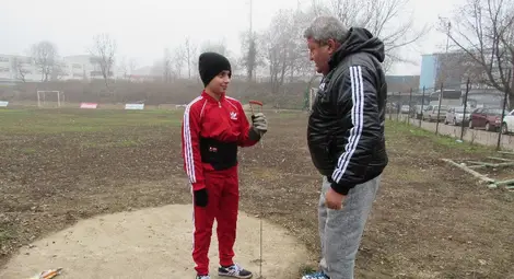 Дядо и внук възраждат хвърлянето на чук в Русе след 30 години