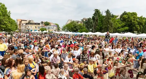 600 деца рецитираха глаголицата в шествие-спектакъл на площада
