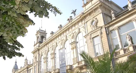 С уникална постановка за незрящи  театрали поздравяват слепите хора