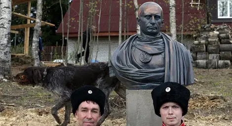 Бюст на Владимир Путин като римски император краси село край Санкт Петербург /гелерия/