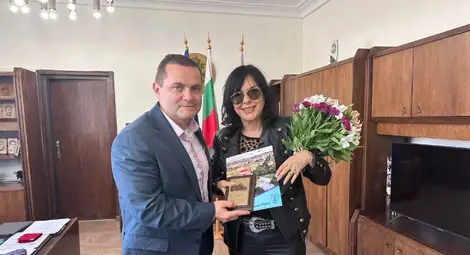 Кметът Пенчо Милков връчи на Кичка Бодурова плакет на Русе.          Снимка: Община Русе