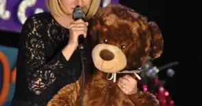 Каравеловци изпратиха на Дамян голям плюшен мечок и 5560 лева