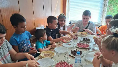 Малки сладкари от Долна Студена майсториха черешки и скалички /галерия/