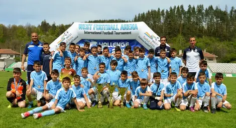 Дунавската футболна школа с три купи от турнир в Трявна