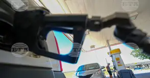 Страни по света предприемат мерки за ограничаване на поскъпването на горивата