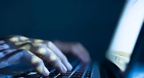 Две 17-годишни момчета тормозили за голи снимки по интернет връстница от Две могили