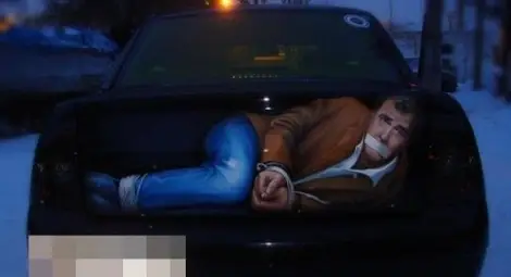 Отвлякоха овчар в багажник, той избяга и се прибра пеш