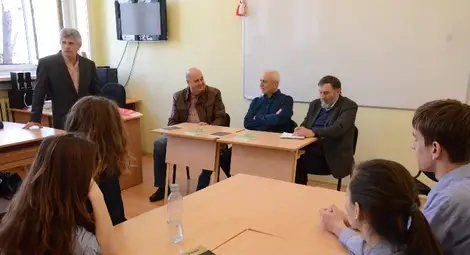 Учителят по български език и литература Румен Горанов представи гостите пред изкушени от литературата ученици от гимназията. 				   Снимка: Красимир СТОЯНОВ