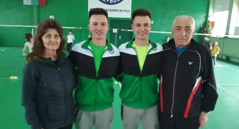 Росица, Стефан с техните наследници - братята Тихомир и Мартин Петкови. Снимка: Георги ХРИСТОВ Росица, Стефан с техните наследници - братята Тихомир и Мартин Петкови. Снимка: Георги ХРИСТОВ