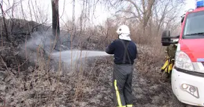 Възрастна жена обгоря при  опит да потуши огромен пожар