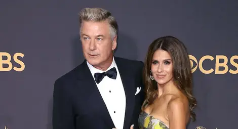 Съпругата на Болдуин го защити след убийството на операторка Съпругата на Болдуин го защити след убийството на операторка