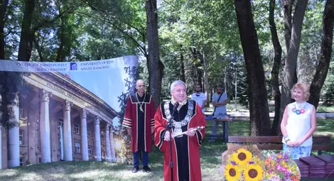 65 магистри-педагози в Русенския университет отпразнуваха дипломирането си /галерия/
