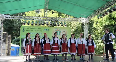 10-ото издание на „Сцена под липите“ събира над 1000 участници и любители на фолклора в Лесопарк „Липник” 10-ото издание на „Сцена под липите“ събира над 1000 участници и любители на фолклора в Лесопарк „Липник”