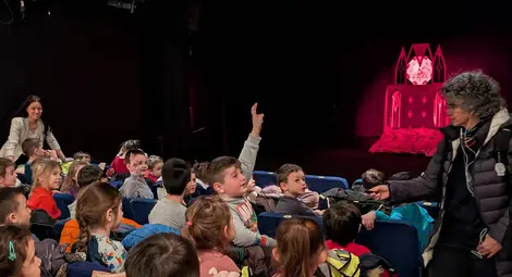 Малките зрители от ДГ &bdquo;Радост&ldquo; аплодираха предпремиерата на &bdquo;Снежанка&ldquo; в Русе