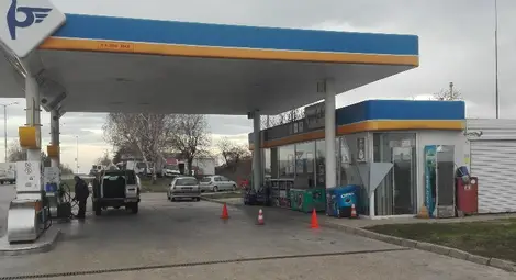 Двама с карнавални маски обраха бензиностанция