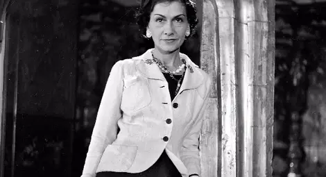 Любовта учи Кралицата на модата да готви. Неуспешно