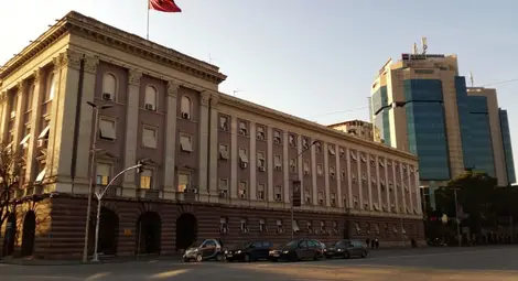 Албанските депутати намалиха заплатите си наполовина