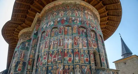 Поклоннически маршрути водят до писаните манастири в Румъния и трулите в Алберобело
