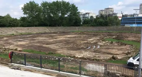 Д-р Симеонов почна ремонт на окаяния терен в „Здравец“ Д-р Симеонов почна ремонт на окаяния терен в „Здравец“