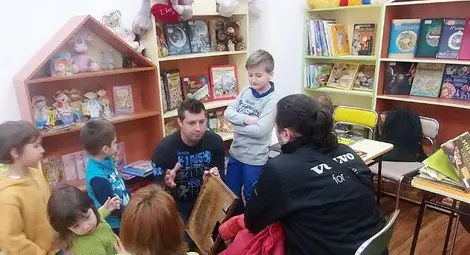 Деца опознаха пчелите в библиотеката