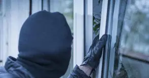 Крадец с качулка два пъти обрал един и същ магазин на Коледа