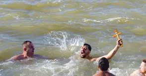 15 смели мъже ще се пробват да извадят кръста от Дунав на Богоявление