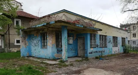 Пустеещ бивш магазин с потенциал отива на търг