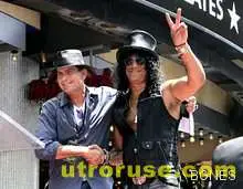 Чарли Шийн на Хаваите с три жени