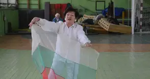 Цветни воали сглобяват българския трикольор в ръцете на ветерани