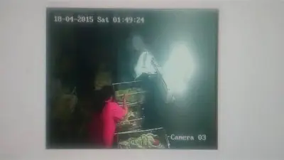 Кадри показват как акушерката посяга на бебето