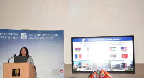 С народна музика, питка и здравец Русенският университет посрещна рекорден брой чуждестранни студенти по програма Еразъм+