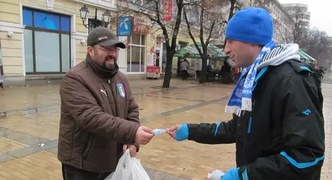Над 500 флаера за час раздадоха феновете на "Дунав" /галерия/