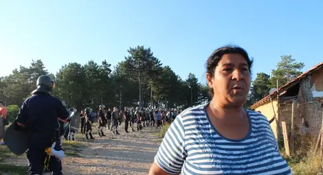 Багери събаряха незаконни къщи, докато полицията арестува роми /галерия/