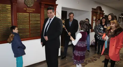 Момиченце нарича за благополучие и здраве, докато сурвака областния Галин Григоров.