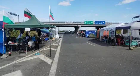 След като миньори и енергетици обявиха, че протестът им е безсрочен, на блокадата на магистрала "Тракия" край Стара Загора изникна цяло палатково градче. Снимка: Ваньо Стоилов