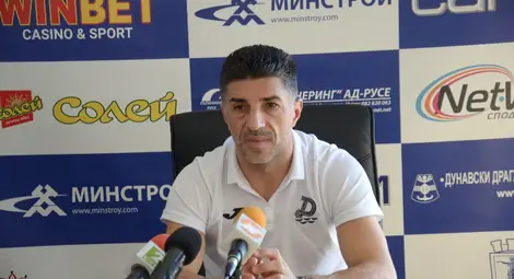 Старши треньорът Малин Орачев оцени много доброто качество на новия терен в &bdquo;Здравец&ldquo;. 	          Снимки: Бисер ТОДОРОВ