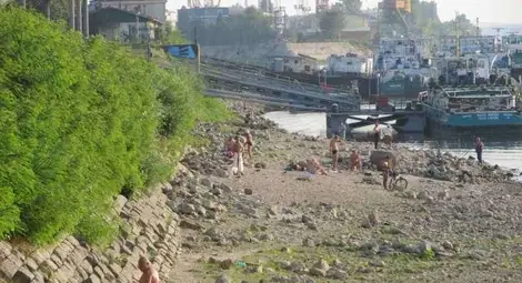 Каменни блокове падат от вековна кейова стена